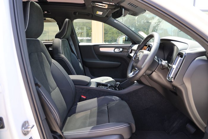 2025 Volvo XC40 Ultra B4 Dark