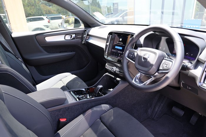 2025 Volvo XC40 Ultra B4 Dark