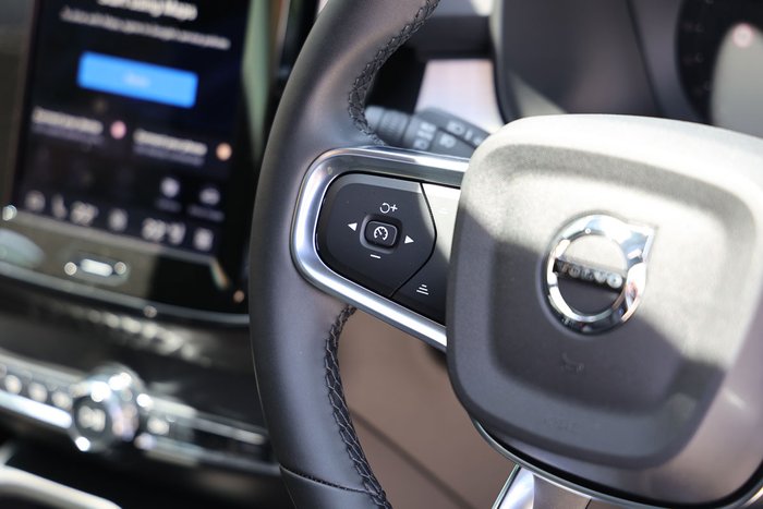 2025 Volvo XC40 Ultra B4 Dark