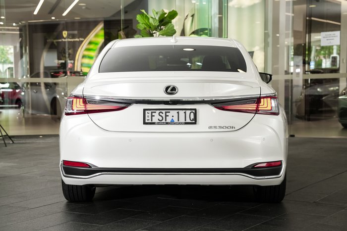2025 Lexus ES 300h Luxury AXZH10R White