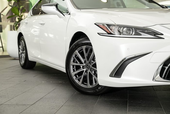 2025 Lexus ES 300h Luxury AXZH10R White