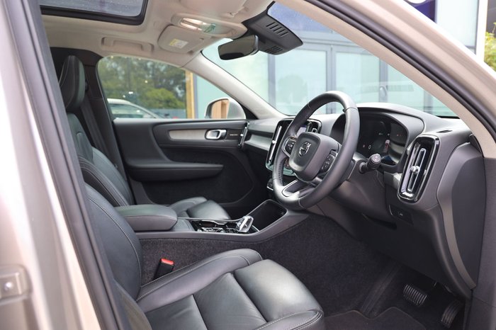 2023 Volvo XC40 Ultimate B4 Bright