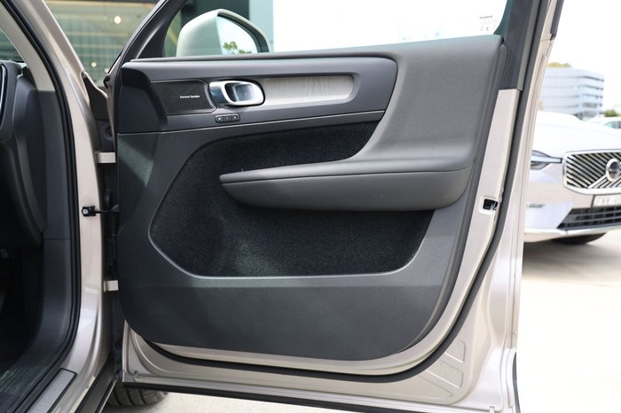 2023 Volvo XC40 Ultimate B4 Bright