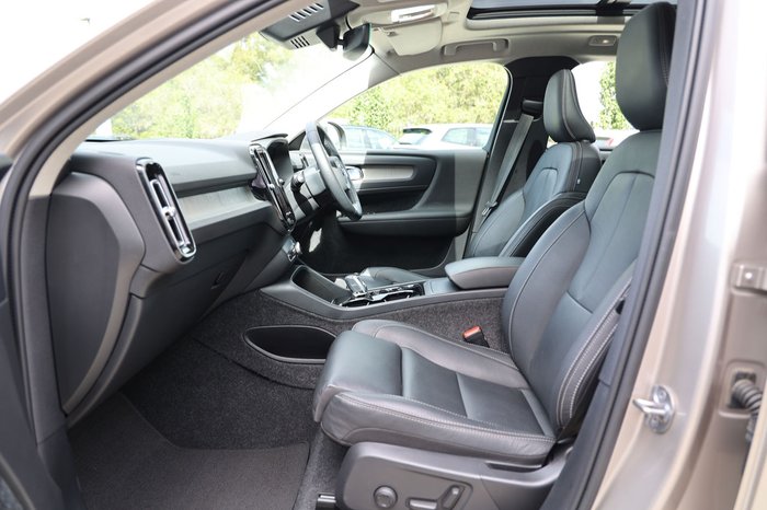 2023 Volvo XC40 Ultimate B4 Bright