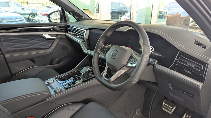 2025 VOLKSWAGEN Touareg R-LINE