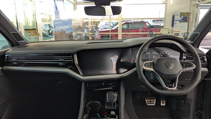2025 VOLKSWAGEN Touareg R-LINE