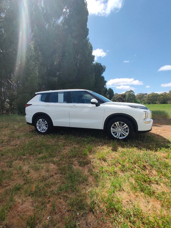 2023 Mitsubishi Outlander ES