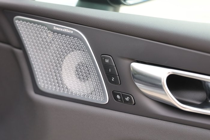 2026 Volvo XC60 Ultra T8 Plug-In Hybrid Dark