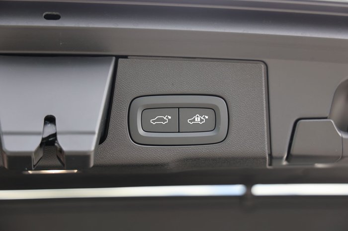 2026 Volvo XC60 Ultra T8 Plug-In Hybrid Dark