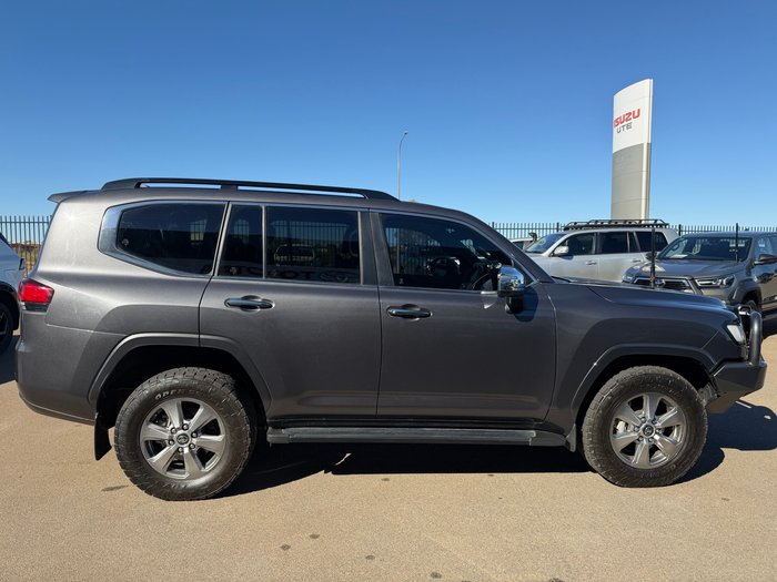 2023 Toyota LANDCRUISER Sahara Graphite