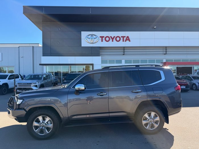 2023 Toyota LANDCRUISER Sahara Graphite