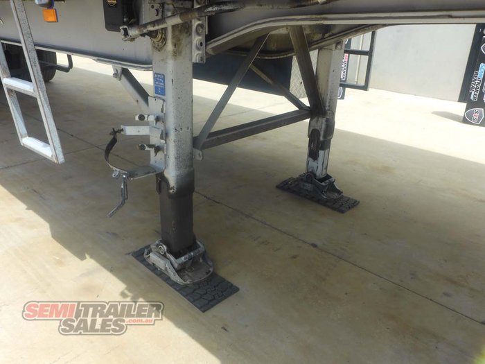 2010 Vawdrey 22 Pallet Curtainsider Road Train Lead