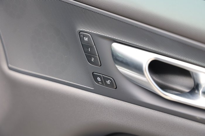 2025 Volvo XC60 Plus T8 Plug-In Hybrid Dark