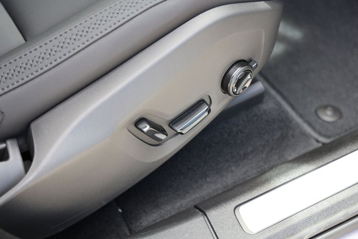 2025 Volvo XC60 Plus T8 Plug-In Hybrid Dark