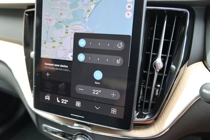 2025 Volvo XC60 Plus T8 Plug-In Hybrid Dark