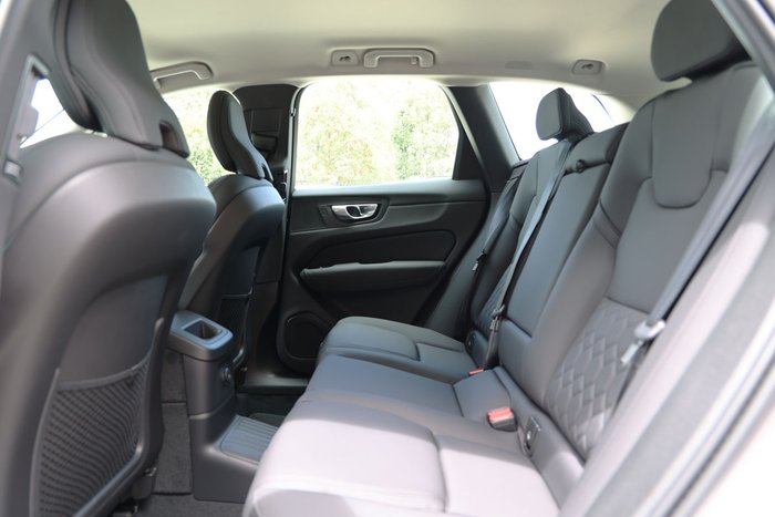 2025 Volvo XC60 Plus T8 Plug-In Hybrid Dark