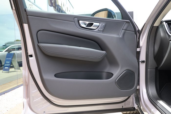 2025 Volvo XC60 Plus T8 Plug-In Hybrid Dark