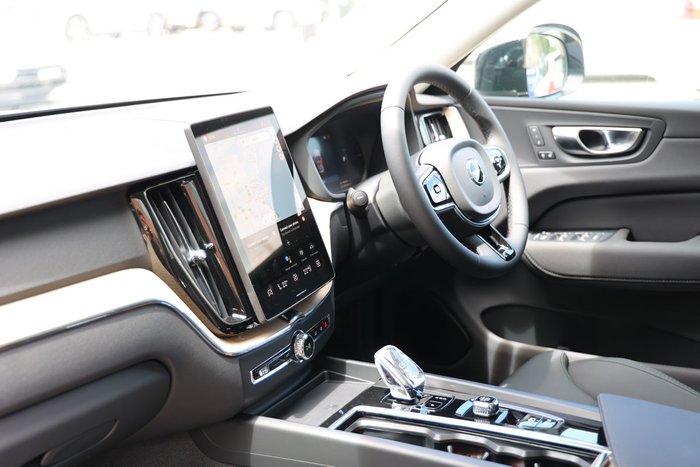 2025 Volvo XC60 Plus T8 Plug-In Hybrid Dark