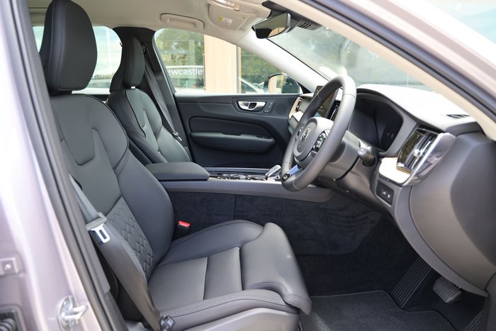 2025 Volvo XC60 Plus T8 Plug-In Hybrid Dark