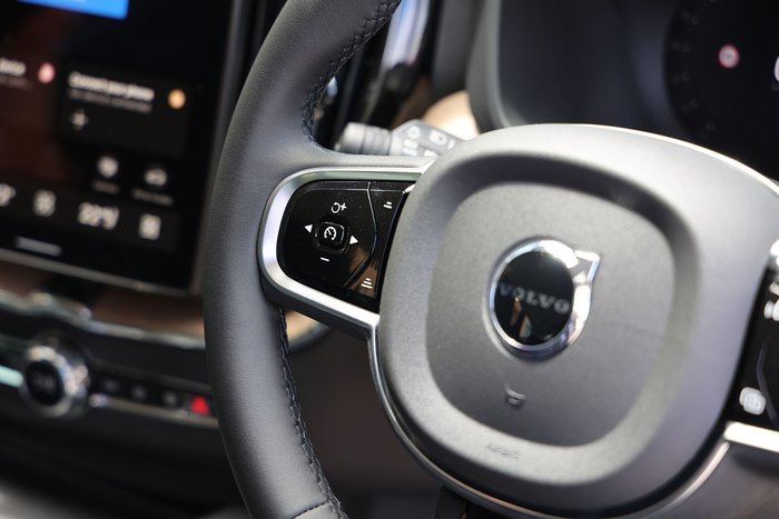 2025 Volvo XC60 Plus T8 Plug-In Hybrid Dark