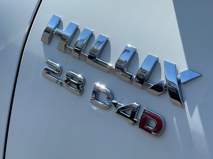 2019 TOYOTA HILUX SR (4x4)