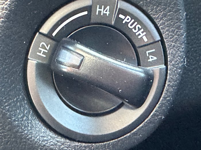2019 TOYOTA HILUX SR (4x4)