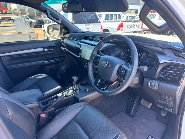 2024 TOYOTA Hilux HiLux 4x4 2.8L Dsl D/C 6AT Rogue 48V 2L46510 001 Glacier White