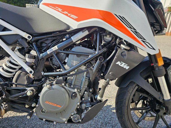 2022 KTM 390 Duke Orange