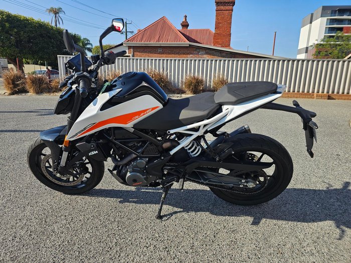 2022 KTM 390 Duke Orange