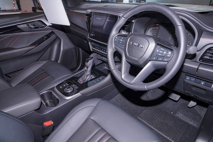 2025 Isuzu MU-X X-TERRAIN