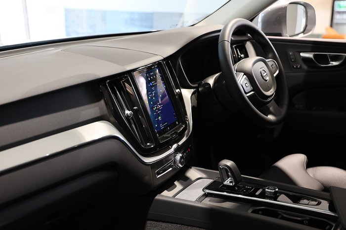 2024 Volvo XC60 Plus B5