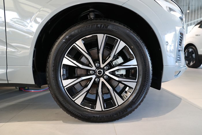 2024 Volvo XC60 Plus B5