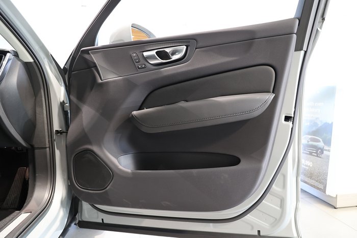 2024 Volvo XC60 Plus B5