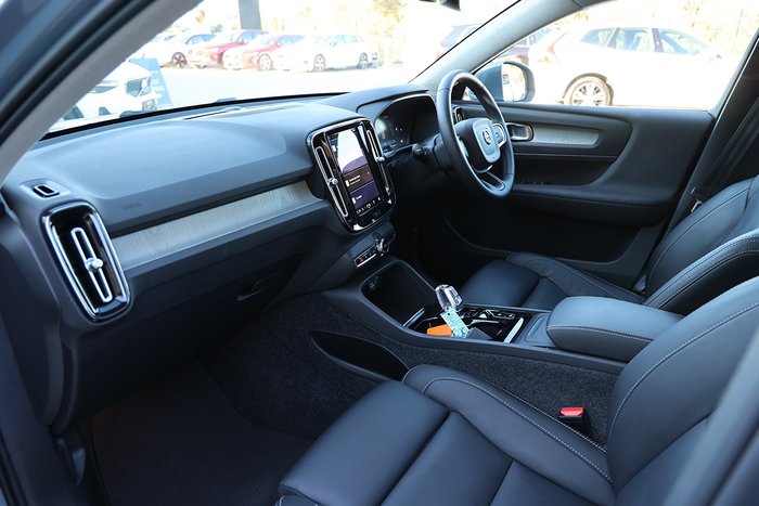 2022 Volvo XC40 Ultimate B4 Bright