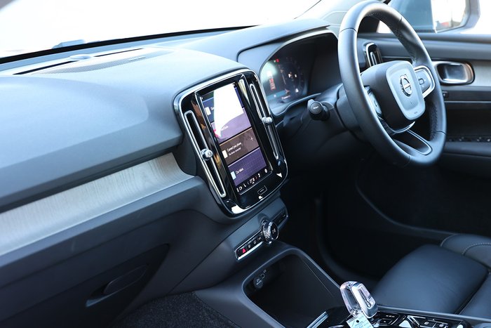 2022 Volvo XC40 Ultimate B4 Bright