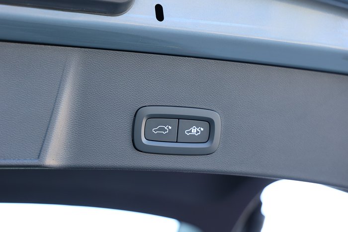 2022 Volvo XC40 Ultimate B4 Bright