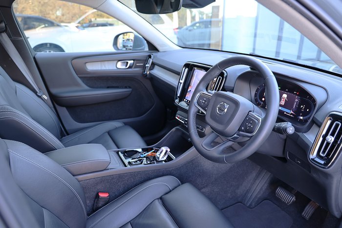 2022 Volvo XC40 Ultimate B4 Bright