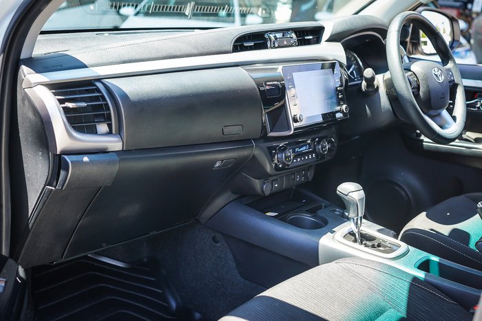 2025 Toyota HILUX SR5