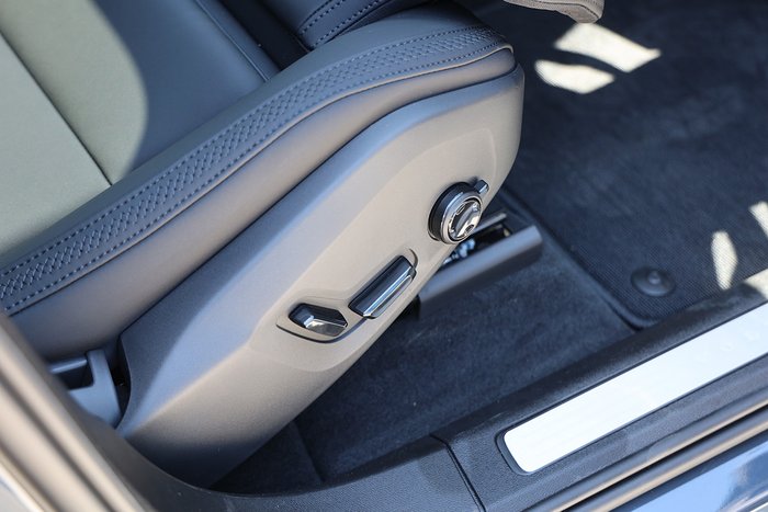 2025 Volvo XC60 Plus B5 Bright