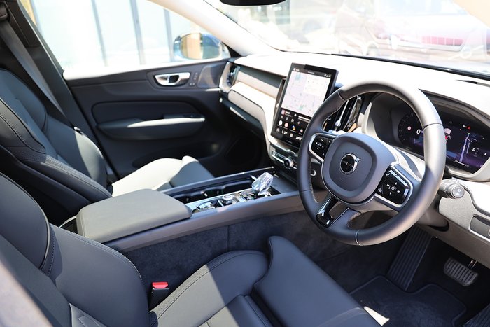 2025 Volvo XC60 Plus B5 Bright