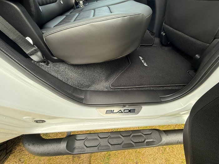 2025 Isuzu D-MAX BLADE