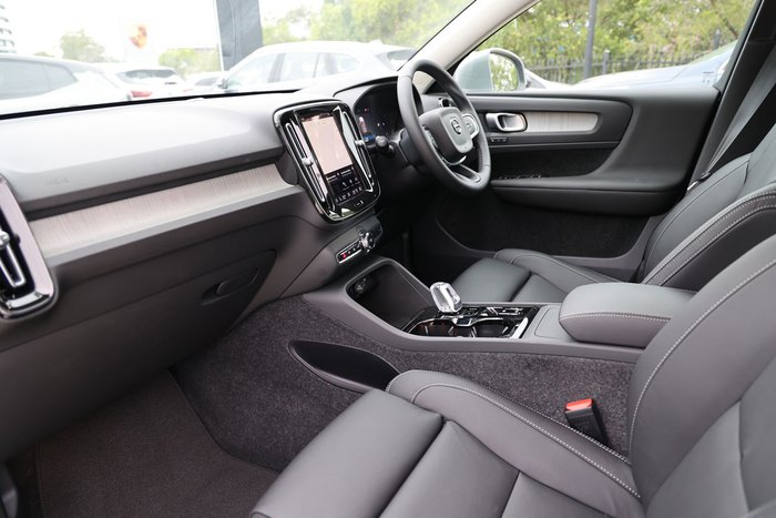 2025 Volvo XC40 Ultra B4 Bright