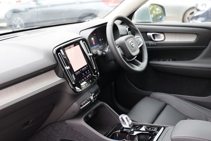 2025 Volvo XC40 Ultra B4 Bright