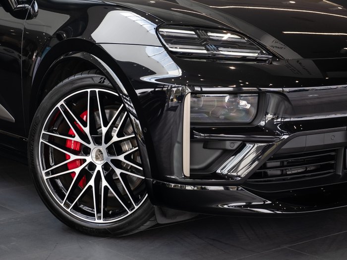 2024 Porsche Macan Turbo