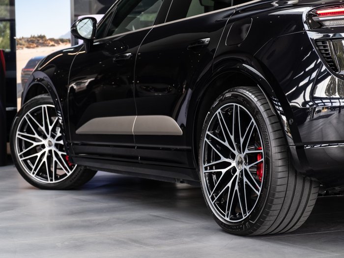 2024 Porsche Macan Turbo