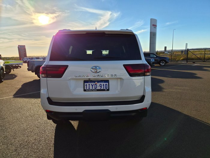 2024 Toyota LANDCRUISER GXL White