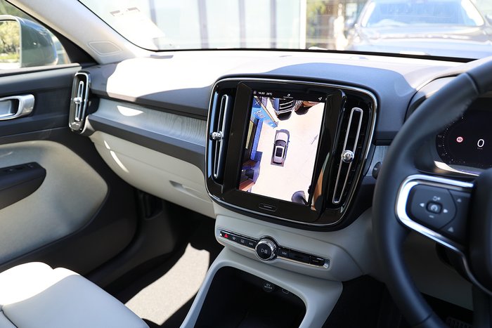 2025 Volvo XC40 Plus B4