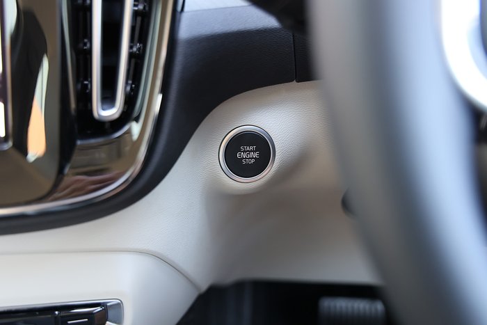 2025 Volvo XC40 Plus B4