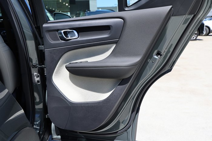 2025 Volvo XC40 Plus B4