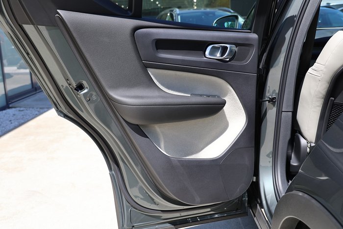 2025 Volvo XC40 Plus B4